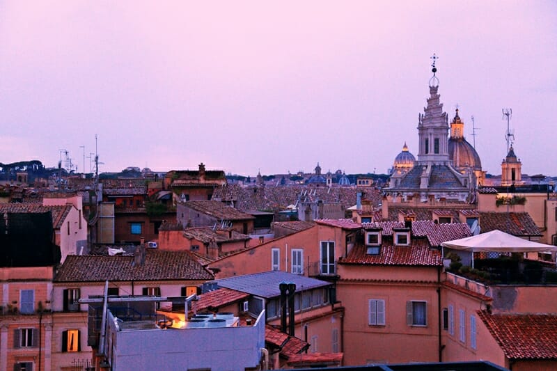 „Hotel Minerva“ baras ant stogo Romoje