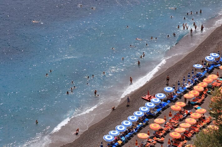Paplūdimys Positano mieste, Amalfio pakrantėje Italijoje