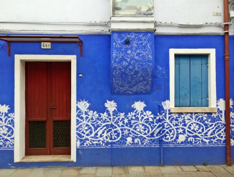 Mėlynai dekoruotas namas Burano mieste Italijoje