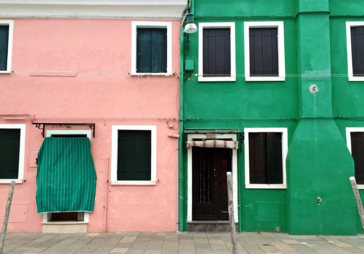 Rožiniai ir žali pastatai Burano Italijoje
