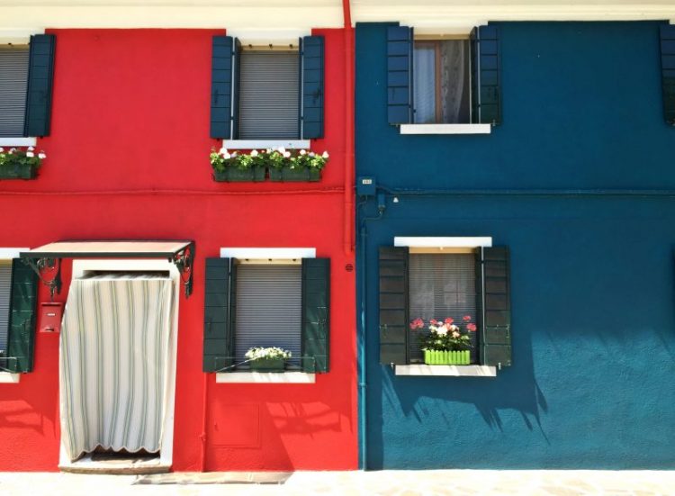Raudoni ir mėlyni namai Burano Italijoje