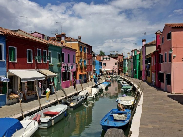 Kanalas ir spalvingi pastatai Burano Italijoje