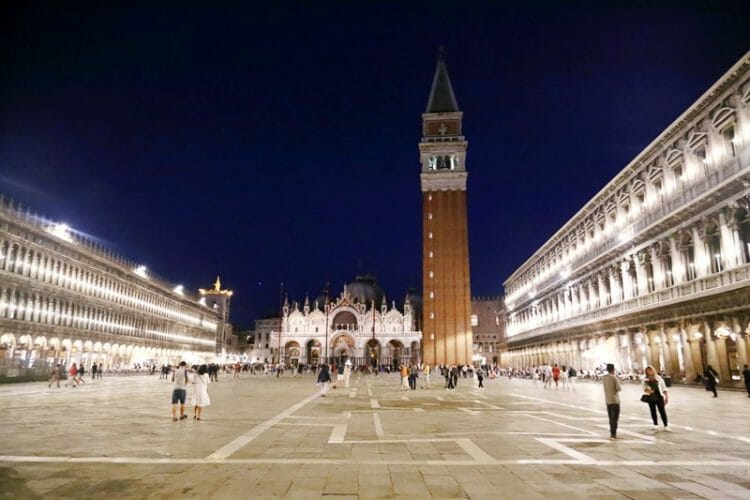 Venecijos San Marco aikštė naktį