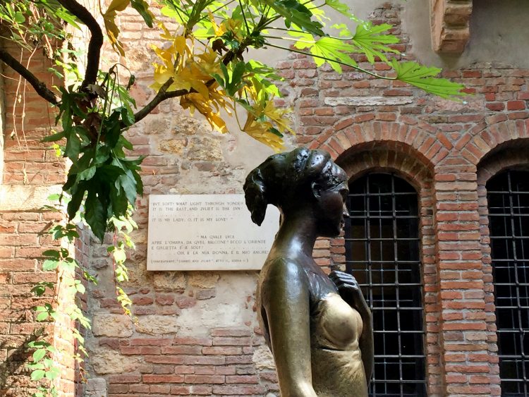 Skulptoriaus Nereo Costantini bronzinė Džuljetos statula Veronoje Italijoje