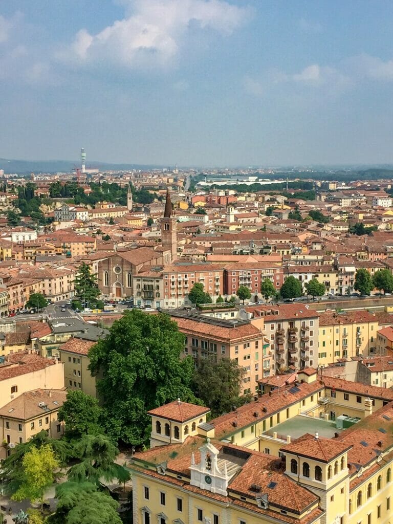 pohled na Veronu z Torre dei Lamberti