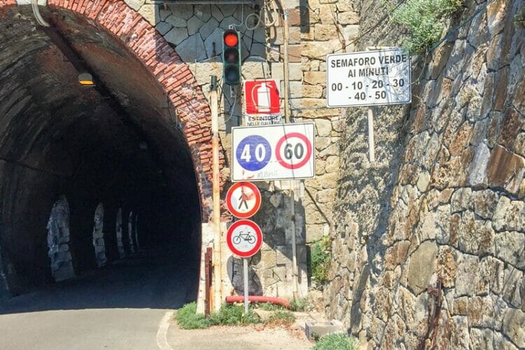 Tuneliai Ligūrijoje, Italija