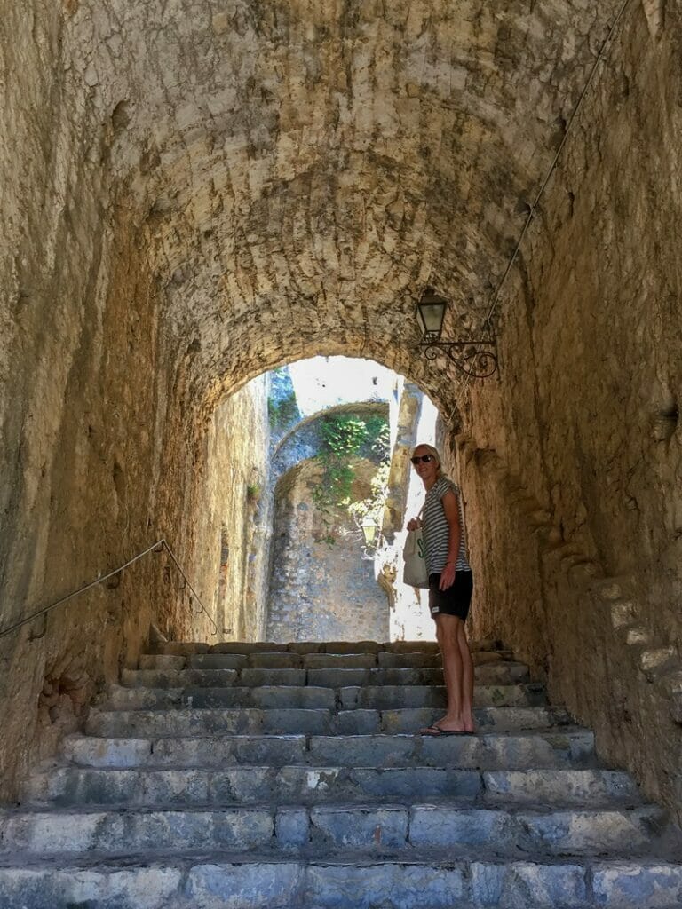 Laiptai, vedantys į Dorijos pilį Portovenere Italijoje