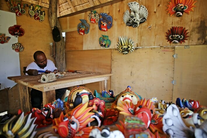 traditionell masktillverkning i Sri Lanka