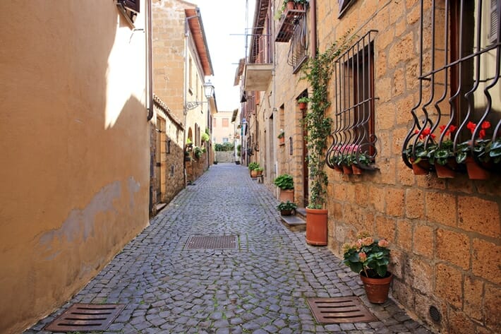 Siauroji šalutinė gatvė Orvieto mieste, Italijoje