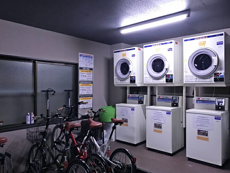 Kaede Guesthouse Kyoto laundry room and bike rental