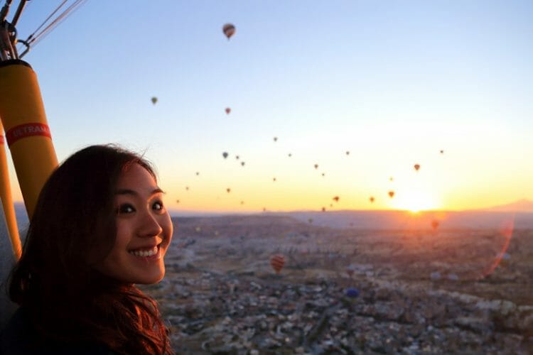 lot balonem o wschodzie słońca w Kapadocji w Turcji
