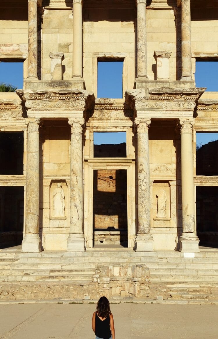 Biblioteca di Celso, la mattina a Efeso, in Turchia