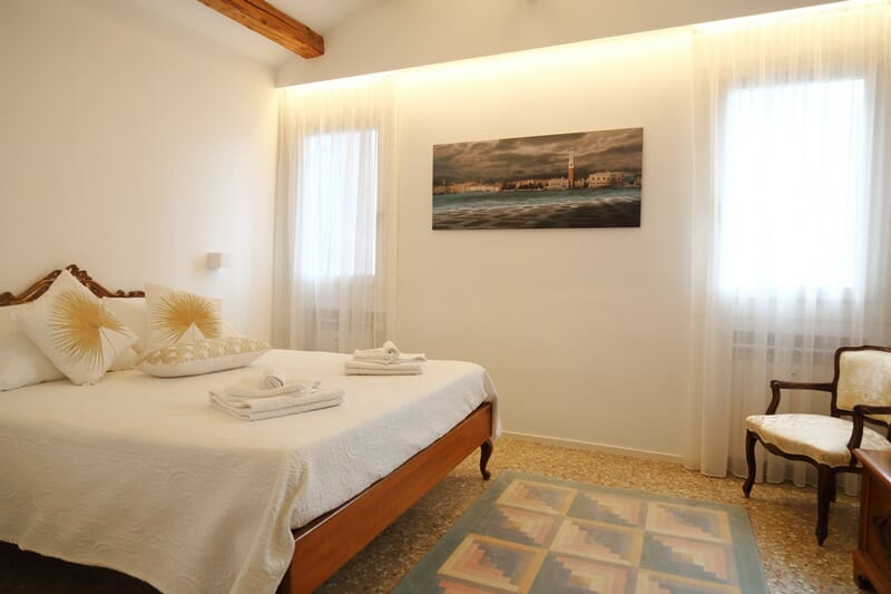 Ca degli Oresi in Venice Italy master bedroom