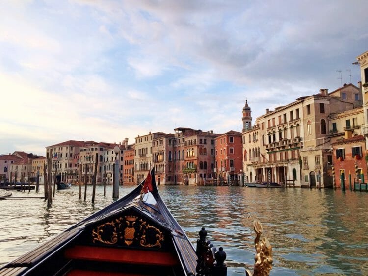Gondola prie Didžiojo kanalo Venecijos Italijoje