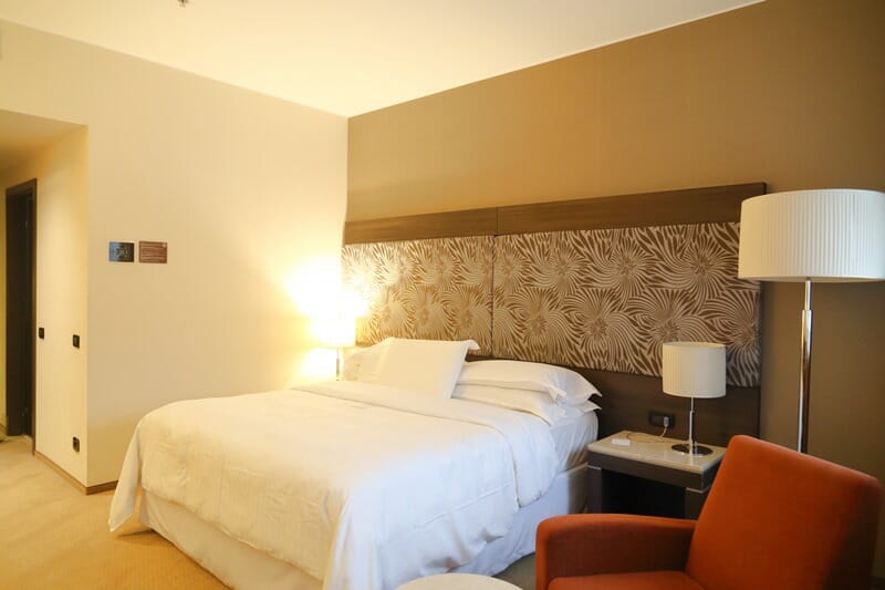 Sheraton Milan Malpensa Hotel in Italy bedroom