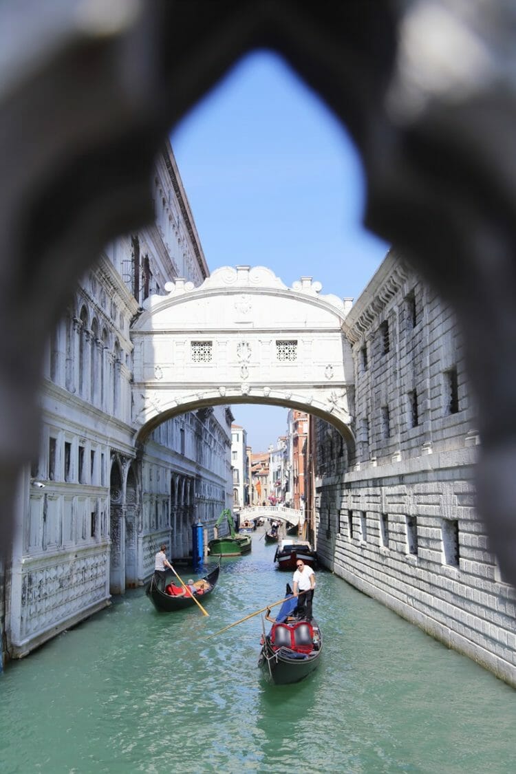 Atodūsių tiltas su gondolėmis Venecijoje, Italijoje