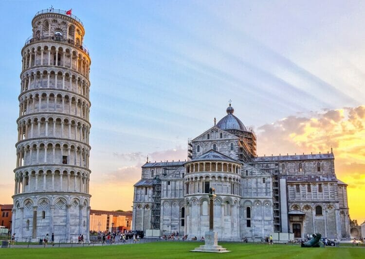 Pasviręs bokštas ir Pizos katedra Italijoje