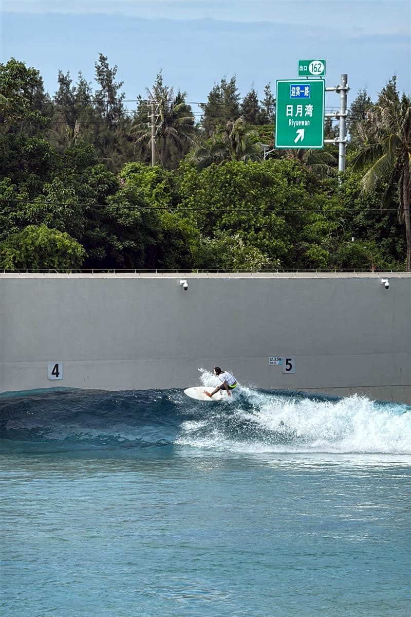 A2 wave lineup at Hainan wave pool in China